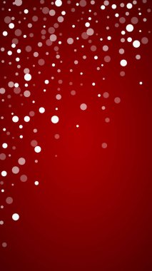 Yılbaşı arka planında kar yağışı var. İnce uçan kar taneleri ve kırmızı arka plandaki yıldızlar. Karlı bayram örtüsü. Dikey vektör illüstrasyonu.