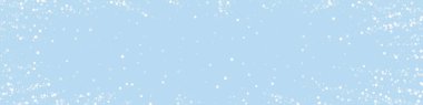 Sihirli kar yağışı arkaplanı. Hafif uçan kar taneleri ve açık mavi kış arka planındaki yıldızlar. Sihirli yağan kar tatili manzarası. Panoramik vektör çizimi.