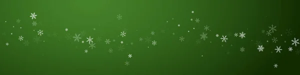 降雪覆盖了圣诞节的背景 淡淡的飘扬的雪花和圣诞绿色背景上的星星 喜庆的降雪覆盖着 全景矢量图解 — 图库矢量图片