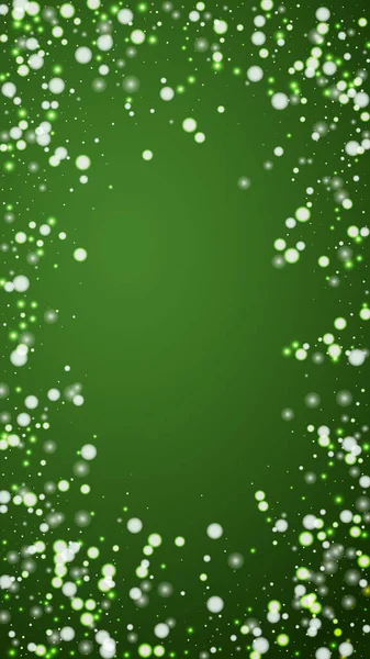 神奇的降雪圣诞节背景 淡淡的飘扬的雪花和圣诞绿色背景上的星星 神奇的降雪度假风景 垂直矢量说明 — 图库矢量图片