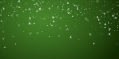 Yılbaşı arka planında kar yağışı var. İnce uçan kar taneleri ve yeşil arka plandaki yıldızlar. Karlı bayram örtüsü. Geniş vektör illüstrasyonu.