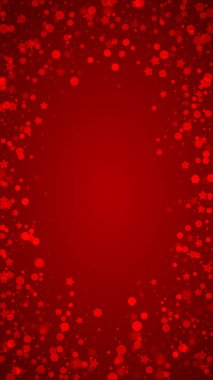 Yılbaşı arkaplanında kar taneleri yağıyor. İnce uçan kar taneleri ve kırmızı arka plandaki yıldızlar. Çok güzel düşen kar taneleri. Dikey vektör illüstrasyonu.