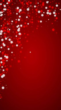 Yılbaşı arka planında kar yağışı var. İnce uçan kar taneleri ve kırmızı arka plandaki yıldızlar. Karlı bayram örtüsü. Dikey vektör illüstrasyonu.