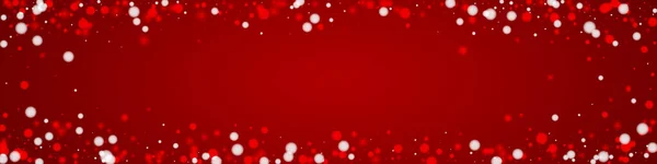 飘落的雪花掩盖了圣诞节的背景 淡淡的飘扬的雪花和圣诞红背景上的星星 美丽的雪花覆盖在上面 全景矢量图解 — 图库矢量图片