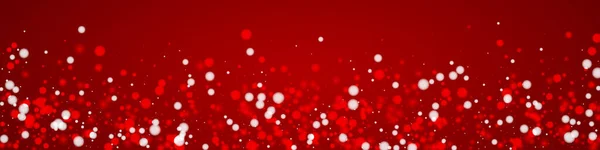 美丽的降雪圣诞节背景 淡淡的飘扬的雪花和圣诞红背景上的星星 美丽的降雪覆盖模板 全景矢量图解 — 图库矢量图片