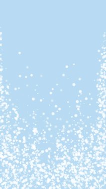 Yılbaşı arka planında kar yağışı var. Hafif uçan kar taneleri ve açık mavi kış arka planındaki yıldızlar. Karlı bayram örtüsü. Dikey vektör illüstrasyonu.