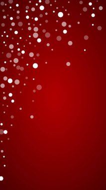 Sihirli kar yağışı arkaplanı. İnce uçan kar taneleri ve kırmızı arka plandaki yıldızlar. Sihirli yağan kar tatili manzarası. Dikey vektör illüstrasyonu.