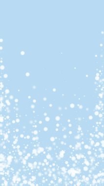 Karlı bir Noel geçmişi var. Hafif uçan kar taneleri ve açık mavi kış arka planındaki yıldızlar. Narin, tatlı, karlı bir Noel. Dikey vektör illüstrasyonu.