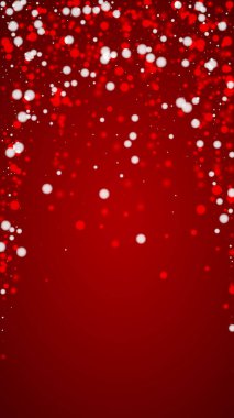 Yılbaşı arkaplanında kar taneleri yağıyor. İnce uçan kar taneleri ve kırmızı arka plandaki yıldızlar. Çok güzel düşen kar taneleri. Dikey vektör illüstrasyonu.