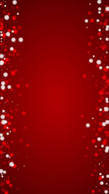 Yılbaşı arkaplanında kar taneleri yağıyor. İnce uçan kar taneleri ve kırmızı arka plandaki yıldızlar. Çok güzel düşen kar taneleri. Dikey vektör illüstrasyonu.