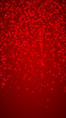 Yılbaşı arka planında kar yağışı var. İnce uçan kar taneleri ve kırmızı arka plandaki yıldızlar. Karlı bayram örtüsü. Dikey vektör illüstrasyonu.