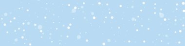Yılbaşı arkaplanında kar taneleri yağıyor. Hafif uçan kar taneleri ve açık mavi kış arka planındaki yıldızlar. Çok güzel düşen kar taneleri. Panoramik vektör çizimi.