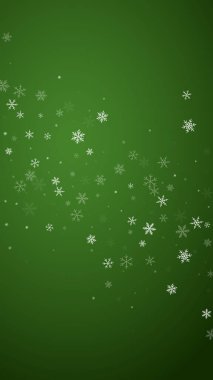 Yılbaşı arka planında kar yağışı var. İnce uçan kar taneleri ve yeşil arka plandaki yıldızlar. Karlı bayram örtüsü. Dikey vektör illüstrasyonu.