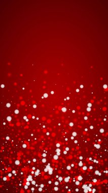 Yılbaşı arkaplanında kar taneleri yağıyor. İnce uçan kar taneleri ve kırmızı arka plandaki yıldızlar. Çok güzel düşen kar taneleri. Dikey vektör illüstrasyonu.
