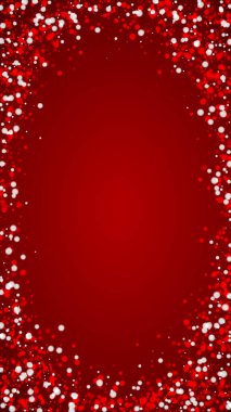 Yılbaşı arka planında kar yağışı var. İnce uçan kar taneleri ve kırmızı arka plandaki yıldızlar. Karlı bayram örtüsü. Dikey vektör illüstrasyonu.