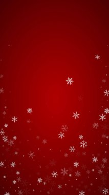 Yılbaşı arka planında kar yağışı var. İnce uçan kar taneleri ve kırmızı arka plandaki yıldızlar. Karlı bayram örtüsü. Dikey vektör illüstrasyonu.