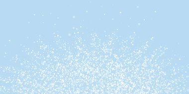 Yılbaşı arkaplanında kar taneleri yağıyor. Hafif uçan kar taneleri ve açık mavi kış arka planındaki yıldızlar. Çok güzel düşen kar taneleri. Geniş vektör illüstrasyonu.