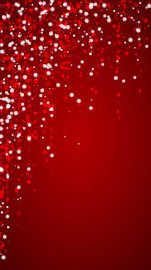 Yılbaşı arka planında kar yağışı var. İnce uçan kar taneleri ve kırmızı arka plandaki yıldızlar. Karlı bayram örtüsü. Dikey vektör illüstrasyonu.