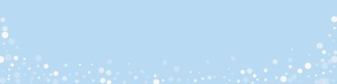 Yılbaşı arka planında kar yağışı var. Hafif uçan kar taneleri ve açık mavi kış arka planındaki yıldızlar. Karlı bayram örtüsü. Panoramik vektör çizimi.