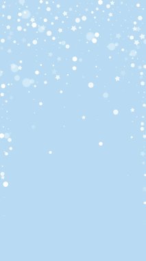 Yılbaşı arka planında kar yağışı var. Hafif uçan kar taneleri ve açık mavi kış arka planındaki yıldızlar. Karlı bayram örtüsü. Dikey vektör illüstrasyonu.