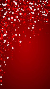 Yılbaşı arka planında kar yağışı var. İnce uçan kar taneleri ve kırmızı arka plandaki yıldızlar. Karlı bayram örtüsü. Dikey vektör illüstrasyonu.