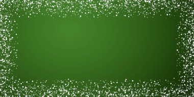 Sihirli kar yağışı arkaplanı. İnce uçan kar taneleri ve yeşil arka plandaki yıldızlar. Sihirli yağan kar tatili manzarası. Geniş vektör illüstrasyonu.