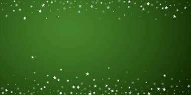 Sihirli kar yağışı arkaplanı. İnce uçan kar taneleri ve yeşil arka plandaki yıldızlar. Sihirli yağan kar tatili manzarası. Geniş vektör illüstrasyonu.