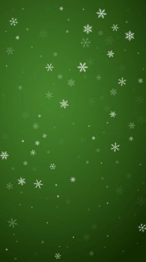 Güzel kar yağışı arkaplanı. İnce uçan kar taneleri ve yeşil arka plandaki yıldızlar. Güzel kar yağışı şablonu. Dikey vektör illüstrasyonu.