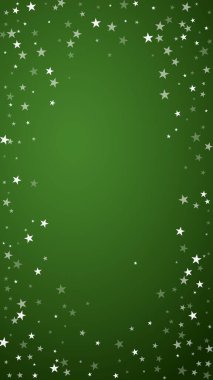 Yılbaşı arkaplanında kar taneleri yağıyor. İnce uçan kar taneleri ve yeşil arka plandaki yıldızlar. Çok güzel düşen kar taneleri. Dikey vektör illüstrasyonu.