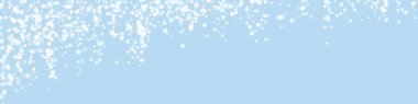 Yılbaşı arkaplanında kar taneleri yağıyor. Hafif uçan kar taneleri ve açık mavi kış arka planındaki yıldızlar. Çok güzel düşen kar taneleri. Panoramik vektör çizimi.
