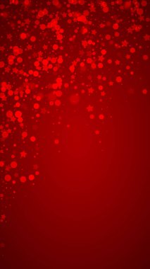 Sihirli kar yağışı arkaplanı. İnce uçan kar taneleri ve kırmızı arka plandaki yıldızlar. Sihirli yağan kar tatili manzarası. Dikey vektör illüstrasyonu.