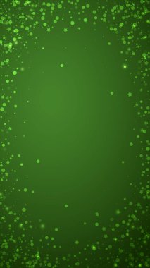 Yılbaşı arka planında kar yağışı var. İnce uçan kar taneleri ve yeşil arka plandaki yıldızlar. Karlı bayram örtüsü. Dikey vektör illüstrasyonu.