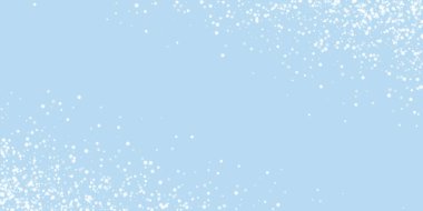 Karlı bir Noel geçmişi var. Hafif uçan kar taneleri ve açık mavi kış arka planındaki yıldızlar. Narin, tatlı, karlı bir Noel. Geniş vektör illüstrasyonu.