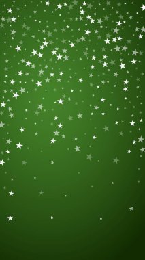 Karlı bir Noel geçmişi var. İnce uçan kar taneleri ve yeşil arka plandaki yıldızlar. Narin, tatlı, karlı bir Noel. Dikey vektör illüstrasyonu.