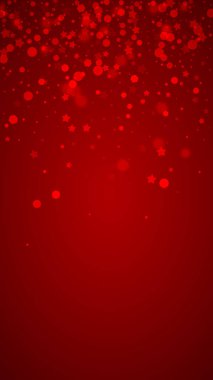 Karlı bir Noel geçmişi var. İnce uçan kar taneleri ve kırmızı arka plandaki yıldızlar. Narin, tatlı, karlı bir Noel. Dikey vektör illüstrasyonu.