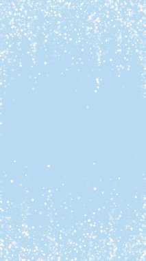 Sihirli kar yağışı arkaplanı. Hafif uçan kar taneleri ve açık mavi kış arka planındaki yıldızlar. Sihirli yağan kar tatili manzarası. Dikey vektör illüstrasyonu.