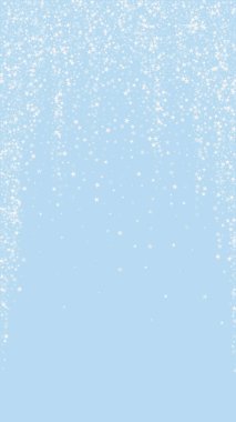 Yılbaşı arka planında kar yağışı var. Hafif uçan kar taneleri ve açık mavi kış arka planındaki yıldızlar. Karlı bayram örtüsü. Dikey vektör illüstrasyonu.