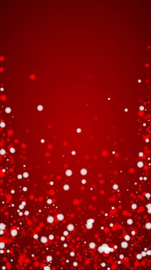 Yılbaşı arka planında kar yağışı var. İnce uçan kar taneleri ve kırmızı arka plandaki yıldızlar. Karlı bayram örtüsü. Dikey vektör illüstrasyonu.