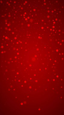 Yılbaşı arka planında kar yağışı var. İnce uçan kar taneleri ve kırmızı arka plandaki yıldızlar. Karlı bayram örtüsü. Dikey vektör illüstrasyonu.