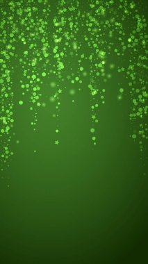 Sihirli kar yağışı arkaplanı. İnce uçan kar taneleri ve yeşil arka plandaki yıldızlar. Sihirli yağan kar tatili manzarası. Dikey vektör illüstrasyonu.