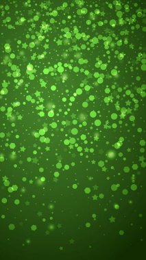 Yılbaşı arkaplanında kar taneleri yağıyor. İnce uçan kar taneleri ve yeşil arka plandaki yıldızlar. Çok güzel düşen kar taneleri. Dikey vektör illüstrasyonu.