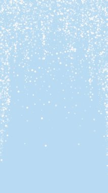 Karlı bir Noel geçmişi var. Hafif uçan kar taneleri ve açık mavi kış arka planındaki yıldızlar. Narin, tatlı, karlı bir Noel. Dikey vektör illüstrasyonu.