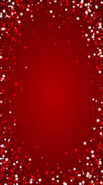 Yılbaşı arka planında kar yağışı var. İnce uçan kar taneleri ve kırmızı arka plandaki yıldızlar. Karlı bayram örtüsü. Dikey vektör illüstrasyonu.