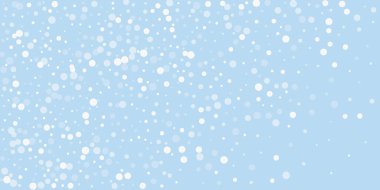 Yılbaşı arkaplanında kar taneleri yağıyor. Hafif uçan kar taneleri ve açık mavi kış arka planındaki yıldızlar. Çok güzel düşen kar taneleri. Geniş vektör illüstrasyonu.