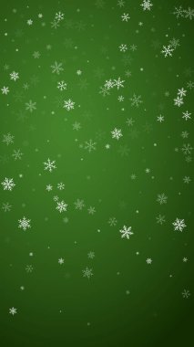 Yılbaşı arkaplanında kar taneleri yağıyor. İnce uçan kar taneleri ve yeşil arka plandaki yıldızlar. Çok güzel düşen kar taneleri. Dikey vektör illüstrasyonu.