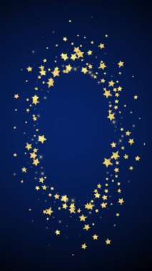 Sihirli yıldızlar vektör kaplaması. Altın yıldızlar rasgele etrafa saçılmış, düşüyor, yüzüyor. Kaotik rüya gibi çocuksu bir şablon. Koyu mavi arka planda mucizevi yıldızlı gece vektörü.