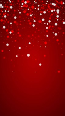 Yılbaşı arkaplanında kar taneleri yağıyor. İnce uçan kar taneleri ve kırmızı arka plandaki yıldızlar. Çok güzel düşen kar taneleri. Dikey vektör illüstrasyonu.