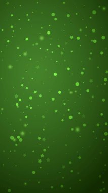 Yılbaşı arka planında kar yağışı var. İnce uçan kar taneleri ve yeşil arka plandaki yıldızlar. Karlı bayram örtüsü. Dikey vektör illüstrasyonu.