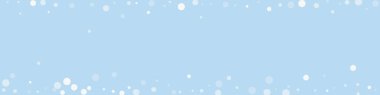 Yılbaşı arkaplanında kar taneleri yağıyor. Hafif uçan kar taneleri ve açık mavi kış arka planındaki yıldızlar. Çok güzel düşen kar taneleri. Panoramik vektör çizimi.