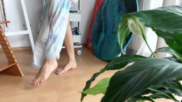 Artiste Féminine Changeant Vêtements Travail Préparant Commencer Créer Peintre Tirer — Video